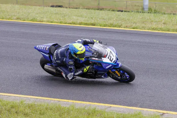 SYDNEY, NEW SOUTH WALES, AUSTRALIA - 28 Mart 2025: Avustralya Sydney Motorsport Park 'ta Avustralya Superbike Şampiyonası' nın 2. turunda Yamaha üzerinde Sürücü Max Stauffer.
