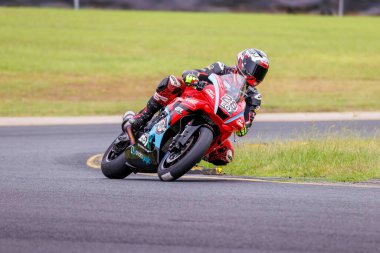 SYDNEY, NEW SOUTH WALES, AUSTRALIA - 28 Mart 2025: Avustralya Sydney Motorsport Park 'ta Avustralya Superbike Şampiyonası' nın 2. raundunda Yamaha 'nın üzerinde Sürücü Josh Soderland.