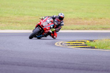 SYDNEY, NEW SOUTH WALES, AUSTRALIA - 28 Mart 2025: Avustralya Sydney Motorsport Park 'ta Avustralya Superbike Şampiyonası' nın 2. raundunda Yamaha 'nın üzerinde Sürücü Josh Soderland.