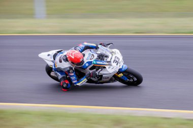 SYDNEY, NEW SOUTH WALES, AUSTRALIA - 28 Mart 2025: Avustralya Sidney Motorsport Park 'ta Avustralya Superbike Şampiyonası' nın 2. turunda Yamaha üzerinde Sürücü Jack Fevelle.