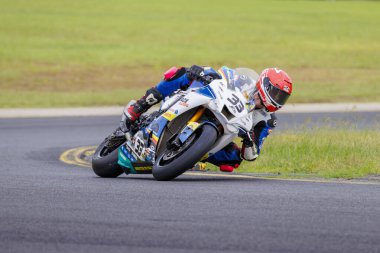 SYDNEY, NEW SOUTH WALES, AUSTRALIA - 28 Mart 2025: Avustralya Sidney Motorsport Park 'ta Avustralya Superbike Şampiyonası' nın 2. turunda Yamaha üzerinde Sürücü Jack Fevelle.