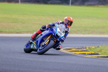SYDNEY, NEW SOUTH WALES, AUSTRALIA - 28 Mart 2025: Avustralya 'nın Sidney Motor Parkı' nda Avustralya Superbike Şampiyonası 'nın 2. turunda Yamaha üzerinde Sürücü Mike Jones.