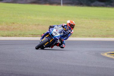 SYDNEY, NEW SOUTH WALES, AUSTRALIA - 28 Mart 2025: Avustralya 'nın Sidney Motor Parkı' nda Avustralya Superbike Şampiyonası 'nın 2. turunda Yamaha üzerinde Sürücü Mike Jones.