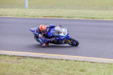 SYDNEY, NEW SOUTH WALES, AUSTRALIA - 28 Mart 2025: Avustralya 'nın Sidney Motor Parkı' nda Avustralya Superbike Şampiyonası 'nın 2. turunda Yamaha üzerinde Sürücü Mike Jones.