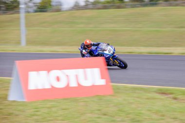 SYDNEY, NEW SOUTH WALES, AUSTRALIA - 28 Mart 2025: Avustralya 'nın Sidney Motor Parkı' nda Avustralya Superbike Şampiyonası 'nın 2. turunda Yamaha üzerinde Sürücü Mike Jones.