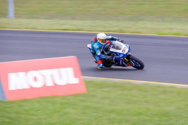 SYDNEY, NEW SOUTH WALES, AUSTRALIA - 28 Mart 2025: Avustralya Sidney Motorsport Park 'ta Avustralya Superbike Şampiyonası' nın 2. raundunda Yamaha üzerinde Sürücü Paul Linkenbagh.