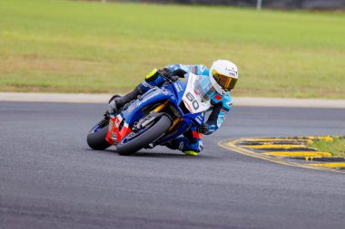 SYDNEY, NEW SOUTH WALES, AUSTRALIA - 28 Mart 2025: Avustralya Sidney Motorsport Park 'ta Avustralya Superbike Şampiyonası' nın 2. raundunda Yamaha üzerinde Sürücü Paul Linkenbagh.