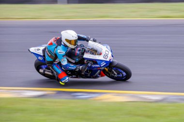 SYDNEY, NEW SOUTH WALES, AUSTRALIA - 28 Mart 2025: Avustralya Sidney Motorsport Park 'ta Avustralya Superbike Şampiyonası' nın 2. raundunda Yamaha üzerinde Sürücü Paul Linkenbagh.