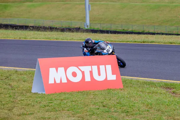 SYDNEY, NEW SOUTH WALES, AUSTRALIA - 28 Mart 2025: Avustralya 'nın Sidney Motor Parkı' nda Avustralya Superbike Şampiyonası 'nın 2. turunda Yamaha üzerinde Sürücü Arthur Sissis.