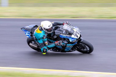 SYDNEY, NEW SOUTH WALES, AUSTRALIA - 28 Mart 2025: Avustralya Sydney Motor Parkı 'nda Avustralya Superbike Şampiyonası' nın 2. turunda Yamaha üzerinde Sürücü Tom Edwards.