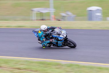 SYDNEY, NEW SOUTH WALES, AUSTRALIA - 28 Mart 2025: Avustralya Sydney Motor Parkı 'nda Avustralya Superbike Şampiyonası' nın 2. turunda Yamaha üzerinde Sürücü Tom Edwards.
