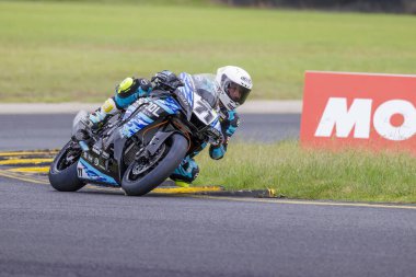 SYDNEY, NEW SOUTH WALES, AUSTRALIA - 28 Mart 2025: Avustralya Sydney Motor Parkı 'nda Avustralya Superbike Şampiyonası' nın 2. turunda Yamaha üzerinde Sürücü Tom Edwards.