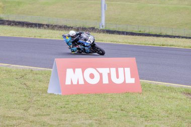 SYDNEY, NEW SOUTH WALES, AUSTRALIA - 28 Mart 2025: Avustralya Sydney Motor Parkı 'nda Avustralya Superbike Şampiyonası' nın 2. turunda Yamaha üzerinde Sürücü Tom Edwards.