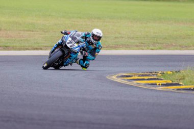 SYDNEY, NEW SOUTH WALES, AUSTRALIA - 28 Mart 2025: Avustralya Sydney Motor Parkı 'nda Avustralya Superbike Şampiyonası' nın 2. turunda Yamaha üzerinde Sürücü Tom Edwards.