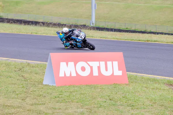 SYDNEY, NEW SOUTH WALES, AUSTRALIA - 28 Mart 2025: Avustralya Sydney Motor Parkı 'nda Avustralya Superbike Şampiyonası' nın 2. turunda Yamaha üzerinde Sürücü Tom Edwards.