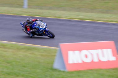 SYDNEY, NEW SOUTH WALES, AUSTRALIA - 28 Mart 2025: Avustralya Sydney Motorsport Park 'ta Avustralya Superbike Şampiyonası' nın 2. raundunda Yamaha üzerindeki Sürücü John Lytras.