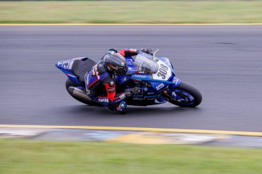 SYDNEY, NEW SOUTH WALES, AUSTRALIA - 28 Mart 2025: Avustralya Sydney Motorsport Park 'ta Avustralya Superbike Şampiyonası' nın 2. raundunda Yamaha üzerindeki Sürücü John Lytras.