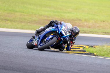 SYDNEY, NEW SOUTH WALES, AUSTRALIA - 28 Mart 2025: Avustralya Sydney Motorsport Park 'ta Avustralya Superbike Şampiyonası' nın 2. raundunda Yamaha üzerindeki Sürücü John Lytras.