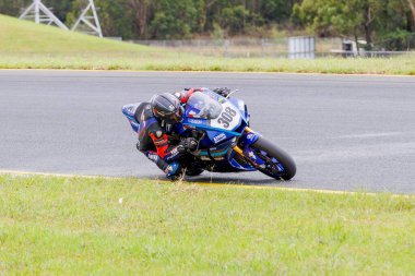 SYDNEY, NEW SOUTH WALES, AUSTRALIA - 28 Mart 2025: Avustralya Sydney Motorsport Park 'ta Avustralya Superbike Şampiyonası' nın 2. raundunda Yamaha üzerindeki Sürücü John Lytras.