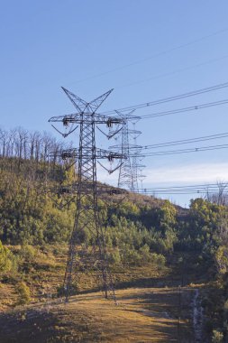 Avustralya 'nın NSW kentindeki Merkez Tablolara bağlı Capertee Vadisi' ndeki tepelerden geçen büyük ve yüksek transmisyon kulelerinin uzun bir kuyruk fotoğrafı..