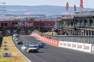 BATHURST, NEW SOUTH WALES, AUSTRALYA - 20 Nisan 2025: Trico National TransAm Serisi 'nin ana düzlemindeki saha Bathurst, NSW, Avustralya' daki Panorama Yarış Pisti 'nde.