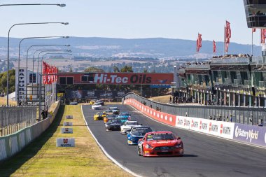 BATHURST, NEW SOUTH WALES, AUSTRALYA - 20 Nisan 2025: Trico National TransAm Serisi 'nin ana düzlemindeki saha Bathurst, NSW, Avustralya' daki Panorama Yarış Pisti 'nde.