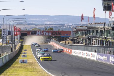 BATHURST, NEW SOUTH WALES, AUSTRALYA - 20 Nisan 2025: Trico National TransAm Serisi 'nin ana düzlemindeki saha Bathurst, NSW, Avustralya' daki Panorama Yarış Pisti 'nde.
