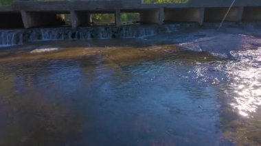 Megalong Creek 'in Megalong Yolu' nun altından akan görüntüler Avustralya 'nın NSW kentindeki Mavi Dağlar' daki Megalong Vadisi 'ndeki eski Ford Reserve kamp alanının yakınında..