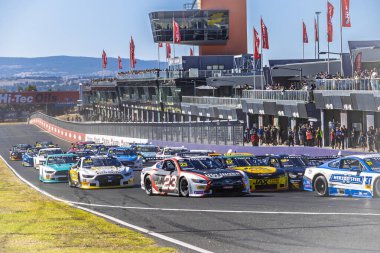 BATHURST, NEW SOUTH WALES, AUSTRALYA - 20 Nisan 2025: John Hollinger Ford Mustang ile Trico Ulusal TransAm Serisinin 2. yarışında Hell Corner 'a doğru ilerliyor..