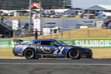 BATHURST, NEW SOUTH WALES, AUSTRALYA - 20 Nisan 2025: Panorama Yarış Pisti 'ndeki Trico National TransAm Serisi' nin 2. yarışında bir Chevrolet Camaro 'da alan adı Ramsay.