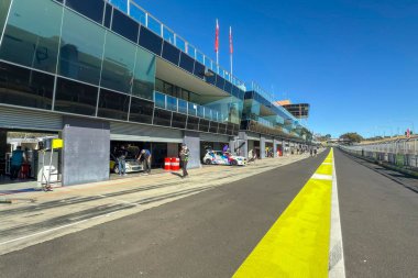 BATHURst, New South Wales, AUSTRALYA - 17 Nisan 2025: Australian Racing Group Hi-Tec Oils Bathurst 6 saat sürecek Panorama Yarış Pisti 'nde Pit Lane.