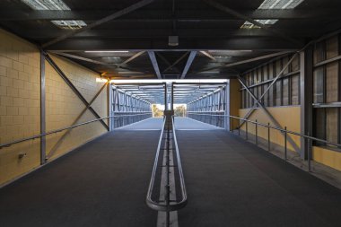 Ana izleyici girişlerinden birinden Bathurst 'teki Mount Panorama Yarış pisti ve çayırlarına giriş izni veren köprü yolunun fotoğrafı..