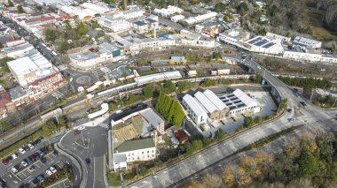 Blue Mountains, NSW, Avustralya 'daki Great Western Highway yakınlarındaki Katoomba Tren İstasyonu' na gelen ve giden bir trenin insansız hava aracı fotoğrafı..