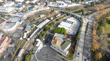 Blue Mountains, NSW, Avustralya 'daki Great Western Highway yakınlarındaki Katoomba Tren İstasyonu' na gelen ve giden bir trenin insansız hava aracı fotoğrafı..