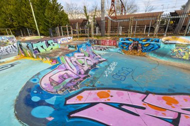 Renkli ve yaratıcı graffiti sanatının fotoğrafı. Avustralya 'nın NSW kentindeki Mavi Dağlar' daki Katoomba tren istasyonunun yanındaki kaykay parkında..