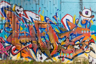 Renkli ve yaratıcı graffiti sanatının fotoğrafı. Avustralya 'nın NSW kentindeki Mavi Dağlar' daki Katoomba tren istasyonunun yanındaki kaykay parkında..