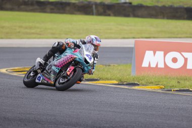 SYDNEY, NEW SOUTH WALES, AUSTRALIA - 28 Mart 2025: Simone Boldrini Sidney Motorsport Park, NSW, Avustralya 'daki Motosiklet Avustralya Süper Spor Serisi' nde uygulamalar sırasında Yamaha üzerinde.