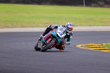 SYDNEY, NEW SOUTH WALES, AUSTRALIA - 28 Mart 2025: Simone Boldrini Sidney Motorsport Park, NSW, Avustralya 'daki Motosiklet Avustralya Süper Spor Serisi' nde uygulamalar sırasında Yamaha üzerinde.
