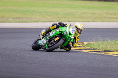 SYDNEY, NEW SOUTH WALES, AUSTRALIA - 28 Mart 2025: Olly Simpson Sidney Motorsport Park, NSW, Avustralya 'da Avustralya Motorsiklet Motorsikleti Süper Spor Serisi' nde çalışırken.