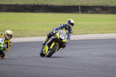 SYDNEY, NEW SOUTH WALES, AUSTRALIA - 28 Mart 2025: Avustralya 'nın Sidney Motorsport Park, NSW, Avustralya' daki Motorsiklet Motorsiklet Sporları Supersport serisi sırasında Yamaha üzerindeki Hunter Ford.