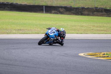 SYDNEY, NEW SOUTH WALES, AUSTRALIA - 28 Mart 2025: Glenn Nelson, Sidney Motorsport Park, NSW, Avustralya 'da Motorsiklet Avustralya' da uygulaması sırasında Yamaha üzerinde.