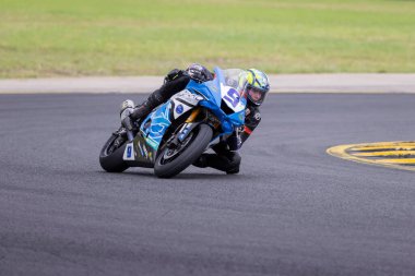 SYDNEY, NEW SOUTH WALES, AUSTRALIA - 28 Mart 2025: Glenn Nelson, Sidney Motorsport Park, NSW, Avustralya 'da Motorsiklet Avustralya' da uygulaması sırasında Yamaha üzerinde.