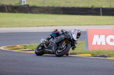 SYDNEY, NEW SOUTH WALES, AUSTRALIA - 28 Mart 2025: Sydney Motorsport Park, NSW, Avustralya 'daki Motosiklet Avustralya Süper Spor Serisi' nde uygulamalar sırasında bir Yamaha üzerinde Jesus Cabrera.