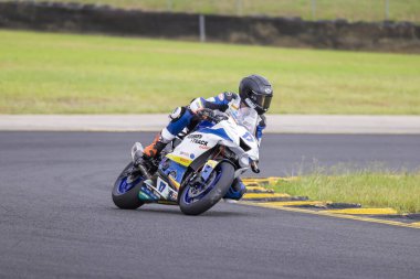 SYDNEY, NEW SOUTH WALES, AUSTRALIA - 28 Mart 2025: Josh Newman, Sidney Motorsport Park, NSW, Avustralya 'daki Motosiklet Avustralya Süper Spor Serisi' nde uygulamalar sırasında Yamaha üzerinde.