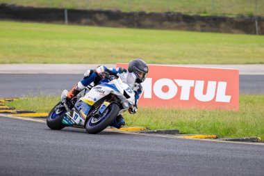 SYDNEY, NEW SOUTH WALES, AUSTRALIA - 28 Mart 2025: Josh Newman, Sidney Motorsport Park, NSW, Avustralya 'daki Motosiklet Avustralya Süper Spor Serisi' nde uygulamalar sırasında Yamaha üzerinde.