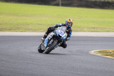 SYDNEY, NEW SOUTH WALES, AUSTRALIA - 28 Mart 2025: Jack Mahaffy, Sidney Motorsport Park, NSW, Avustralya 'daki Motosiklet Avustralya Süper Spor Serisi' nde uygulamalar sırasında Yamaha üzerinde.