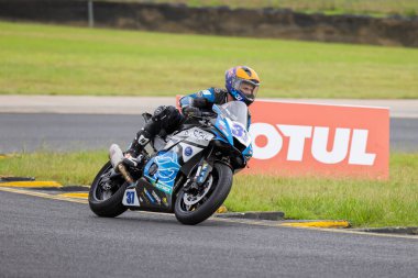 SYDNEY, NEW SOUTH WALES, AUSTRALIA - 28 Mart 2025: Jack Mahaffy, Sidney Motorsport Park, NSW, Avustralya 'daki Motosiklet Avustralya Süper Spor Serisi' nde uygulamalar sırasında Yamaha üzerinde.