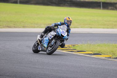SYDNEY, NEW SOUTH WALES, AUSTRALIA - 28 Mart 2025: Jack Mahaffy, Sidney Motorsport Park, NSW, Avustralya 'daki Motosiklet Avustralya Süper Spor Serisi' nde uygulamalar sırasında Yamaha üzerinde.