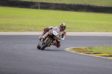 SYDNEY, NEW SOUTH WALES, AUSTRALIA - 28 Mart 2025: Tom Bramich Sidney Motorsport Park, NSW, Avustralya 'daki Motosiklet Avustralya Süper Spor Serisi' nde uygulamalar sırasında Yamaha üzerinde.