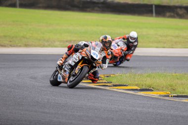 SYDNEY, NEW SOUTH WALES, AUSTRALIA - 28 Mart 2025: Tom Bramich Sidney Motorsport Park, NSW, Avustralya 'daki Motosiklet Avustralya Süper Spor Serisi' nde uygulamalar sırasında Yamaha üzerinde.